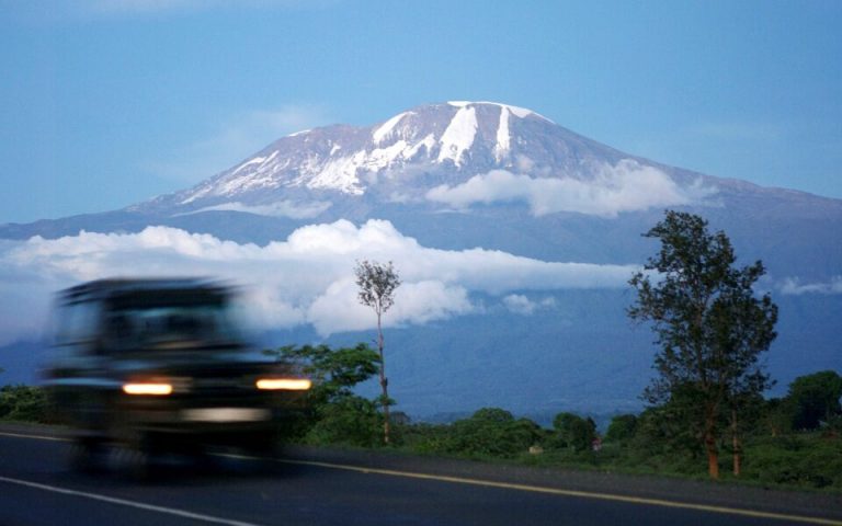 Λιώνουν τα χιόνια στο Κιλιμάντζαρο – Ο ΟΗΕ προειδοποιεί για σοβαρές συνέπειες στην Αφρική