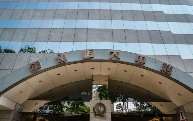 Εξελίξεις στην Evergrande: Ανεστάλη η διαπραγμάτευση της μετοχής – Φόβοι για χρεοκοπία