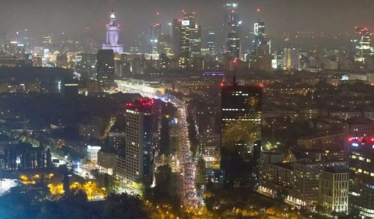 Polexit: Η Πολωνία κινδυνεύει με de facto έξοδο από την ΕΕ