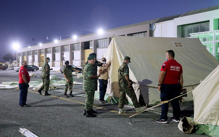 Κρεβάτια σεισμοπαθών σε κλειστό γήπεδο ΜΟΝΟ για…εμβολιασμένους!!! Κραυγή ανεμβολίαστων: «Εμείς θα μείνουμε στο κρύο;»