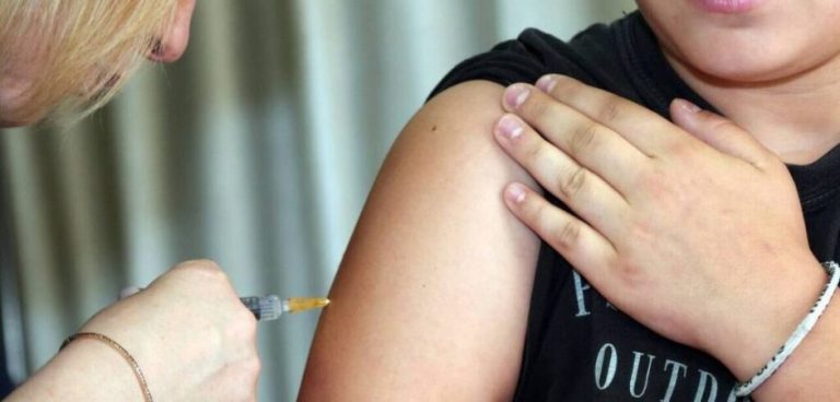 «Βλάπτει τα παιδιά ΜΕΧΡΙ ΘΑΝΑΤΟΥ»! Τι ισχυρίζεται γιατρός για τα εμβόλια COVID