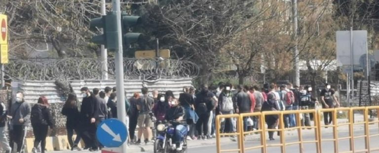 Απίστευτες εικόνες στο ΑΠΘ: Φοιτητές περιμένουν στην ουρά για μία μερίδα φαγητό