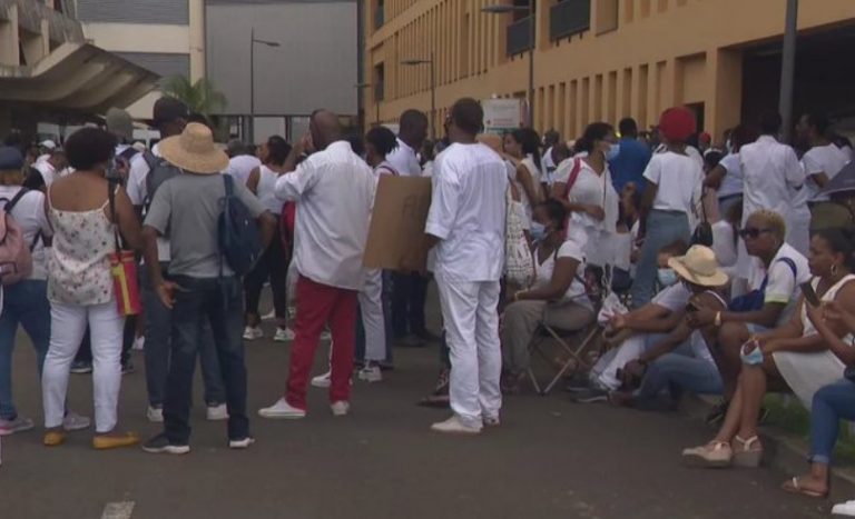 Μεγάλη Νίκη για υγειονομικούς: αναστολή υποχρεωτικού εμβολιασμού για υγειονομικούς στη γαλλική αποικία Μαρτινίκα! Είμαστε χειρότερα από αποικία;