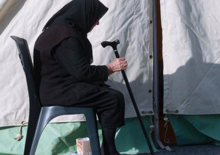 Εικόνες ΝΤΡΟΠΗΣ! Μόλις 20 σεισμοπαθείς διανυχτέρευσαν σε κλειστό γήπεδο – Οι υπόλοιποι 130 ΑΝΕΜΒΟΛΙΑΣΤΟΙ στις σκηνές