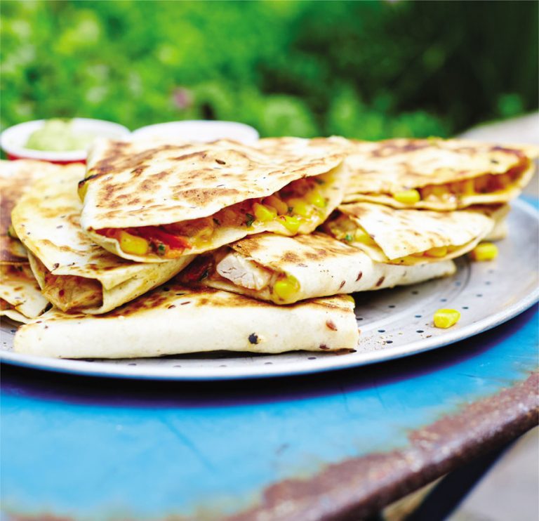 QUESADILLAS ΜΕ ΚΟΤΌΠΟΥΛΟ ΚΑΙ ΓΛΥΚΌ ΚΑΛΑΜΠΌΚΙ ΜΕ GUA- CAMOLE ΚΑΙ ΚΡΈΜΑ ΓΆΛΑΚΤΟΣ