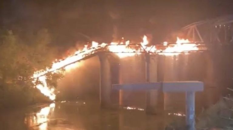 Ιταλία: Κατέρρευσε μέρος ιστορικής μεταλλικής γέφυρας εξαιτίας πυρκαγιάς