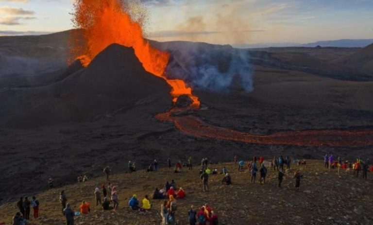 Λα Πάλμα: Ποτάμια λάβας από το ηφαίστειο «κατάπιαν» εργοστάσιο- Lockdown λόγω τοξικών αερίων