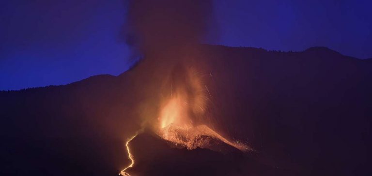 Λα Πάλμα: Προβληματίζει η μανία του ηφαιστείου – Θερμική ενέργεια ίση με… 4.000 βόμβες στη Χιροσίμα!