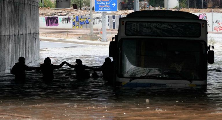 «Μητσοτάκη γ…..» στην Μάνδρα Αττικής! ΟΡΓΗ για την κυβέρνηση που κουνάει το δάκτυλο για τα εμβόλια, ενώ ΒΟΥΛΙΑΖΟΥΝ δρόμοι!