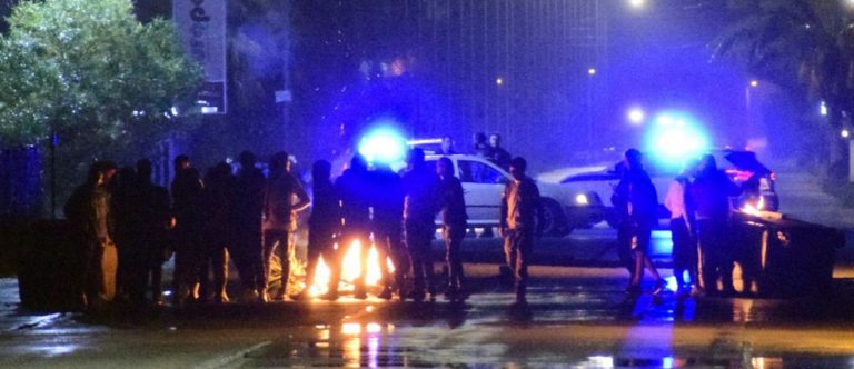 Επεισόδια στα Μέγαρα: Ρομά πυροβολήσαν με καραμπίνες – Τέσσερις τραυματίες αστυνομικοί