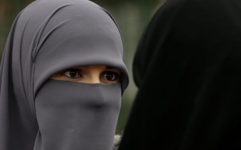 ΕΛΛΗΝΙΔΕΣ “ΝΥΦΕΣ” ΣΤΡΑΤΟΛΟΓΟΥΝΤΑΙ ΣΤΟΝ ISIS – ΤΟ ΙΣΛΑΜ ΕΙΣΒΑΛΛΕΙ ΣΤΗΝ ΕΛΛΗΝΙΚΗ ΟΙΚΟΓΕΝΕΙΑ – ΑΥΤΗ ΕΙΝΑΙ Η ΕΤΑΙΡΕΙΑ – ΒΙΤΡΙΝΑ ΠΟΥ ΠΡΟΣΗΛΥΤΙΖΕΙ ΜΑΘΗΤΡΙΕΣ