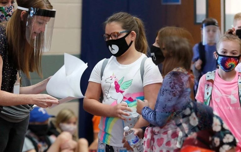 Στην Ελβετία οι εμβολιασμένοι, νοσήσαντες ή μ’αρνητικό τεστ μαθητές θα φέρουν ειδικό σήμα! Μαρκάρουν τα παιδιά.
