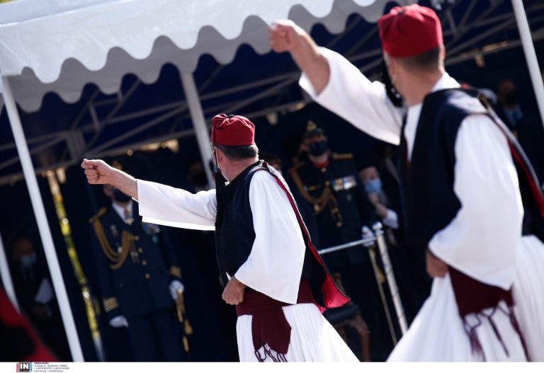 ΤΡΑΓΕΛΑΦΙΚΟ ΒΙΝΤΕΟ με την μάσκα στην παρέλαση! Ποιός δουλεύει ποιόν; Σόου με τον υπουργό Άμυνας