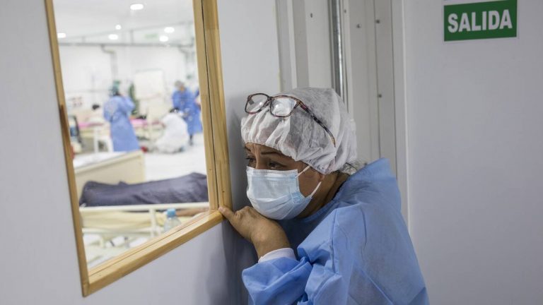 Πολωνός γιατρός ισχυρίζεται ότι βρήκε μια άγνωστη μορφή ζωής στην ένεση Comirnaty της Pfizer!