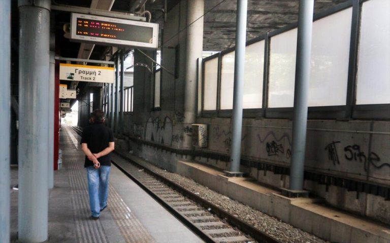 Σοβαρότατη καταγγελία πολίτη! «Έλεγχαν μόνο τους Έλληνες επιβάτες για rapid test στον προαστιακό»