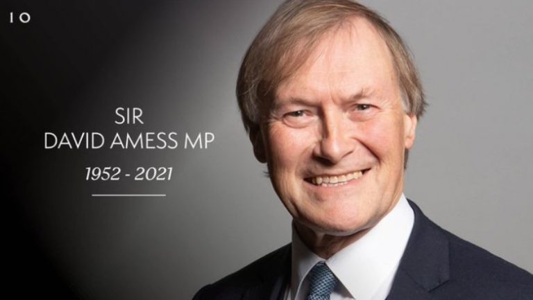 ΣΟΚ ΑΠΟΚΑΛΥΨΕΩΝ: Ο Άγγλος βουλευτής David Amess που κατακρεουργήθηκε με μαχαίρι σ’ εκκλησία ερευνούσε καταχρήσεις Big Pharma ανήκε σ’ επιτροπή κατά πιστοποιητικού εμβολιασμού covid19.Ήταν κατά υποχρεωτικότητας μάσκας και κατά lockdown.