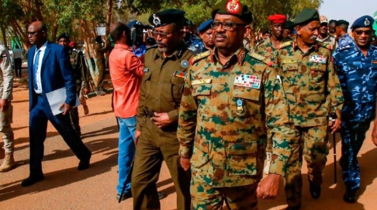 Στρατιωτικό πραξικόπημα σε εξέλιξη στο Σουδάν – Διακόπηκε η πρόσβαση στο Διαδίκτυο
