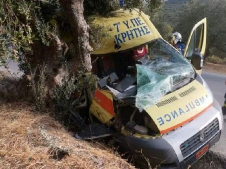 Κρήτη: Σοβαρό τροχαίο με ασθενοφόρο – “Καρφώθηκε” σε ελιά (φωτο)