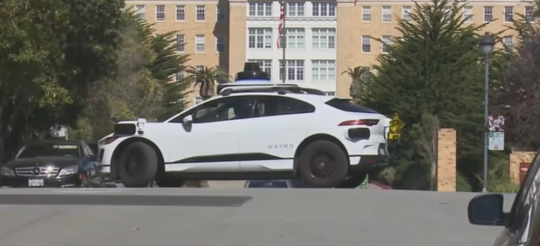 Αυτόνομα ταξί “τρελάθηκαν”: Κατά δεκάδες κάνουν αναστροφή σε αδιέξοδο δρόμο