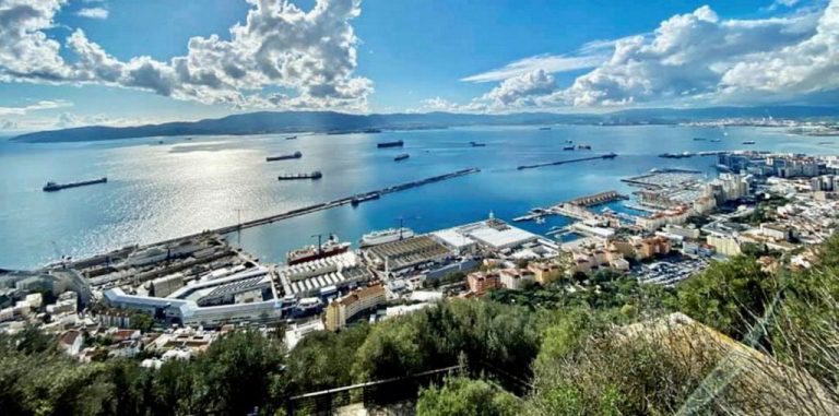 Παγκόσμια αμηχανία καθώς το Γιβραλτάρ με ποσοστό εμβολιασμού 118% μπαίνει σε Χριστουγεννιάτικο lockdown!