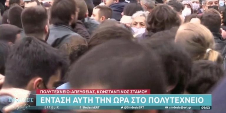 Ανελέητο ξύλο στην είσοδο του πολυτεχνείου!