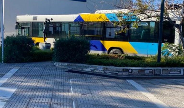 Τροχαίο ατύχημα στη Γλυφάδα – Λεωφορείο κατέληξε στο προαύλιο του παλιού Δημαρχείου