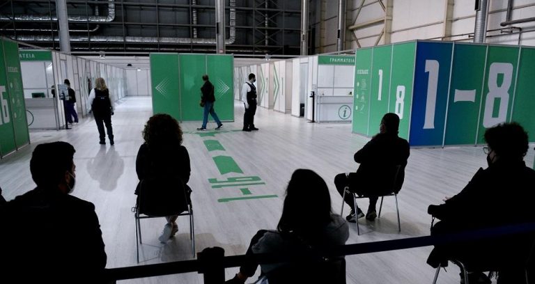 Σε «αναμμένα κάρβουνα» οι «ειδικοί»! 1,5εκατ. εμβολιασμένοι ΔΕΝ έχουν κλείσει ακόμα ραντεβού για 3η δόση