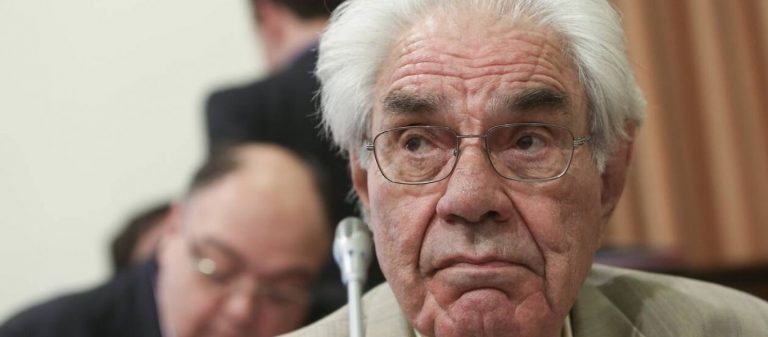 Γ. Κασιμάτης: «Παράνομος και αντισυνταγματικός ο υποχρεωτικός εμβολιασμός» – Αντιδράσεις από συνταγματολόγους