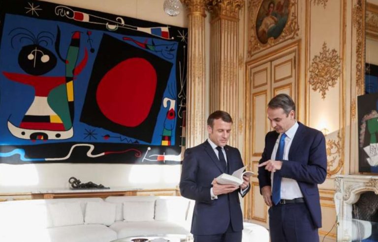 «Μας σκοτώνετεεε»! Μάνα υγειονομικού ΟΥΡΛΙΑΖΕΙ και την συλλαμβάνουν – ΧΟΥΝΤΑ σε όλη την Ευρώπη