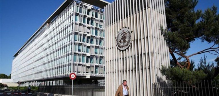 Σοκ ΠΟΥ για εμβολιασμένους: «Η μετάλλαξη Όμικρον διαφεύγει των εμβολίων – Πάρτε μέτρα»