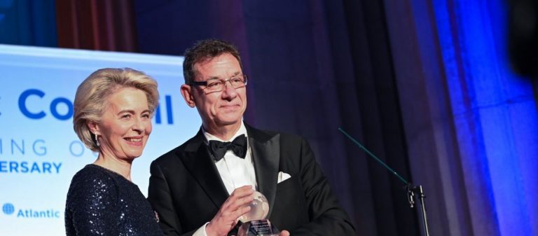 EE: Πήραμε εμβόλια για να σας εμβολιάσουμε όλους από 4 φορές ακόμα – Θα το κάνουμε υποχρεωτικό και για τα παιδιά σας