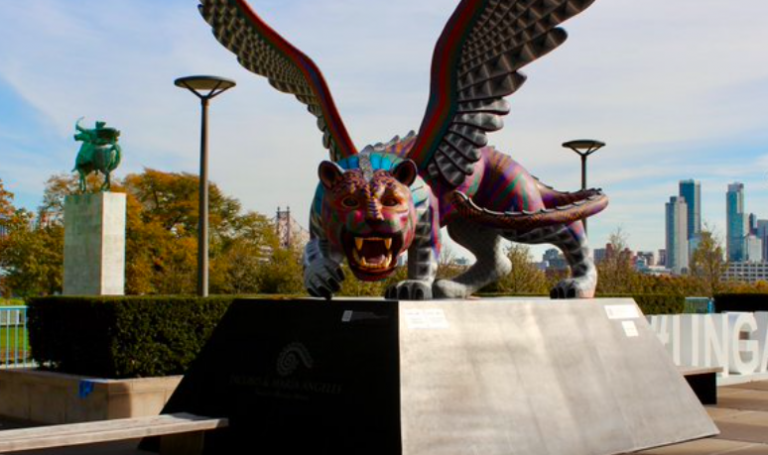 Μπροστά στα μάτια μας!!! Άπόκοσμο άγαλμα ΧΙΜΑΙΡΑΣ ως «προστάτης της παγκόσμιας ειρήνης» στην έδρα των Η.Ε.