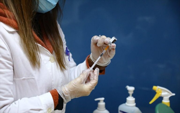 Τα ψέματα για τα νέα ποσοστά εμβολιασμών