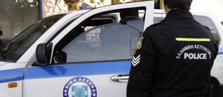 «Μόνο στην Ελλάδα»: Αστυνομικός χωρίς μάσκα έδωσε πρόστιμο σε νεαρό που οδηγούσε πατίνι χωρίς μάσκα… (βίντεο)