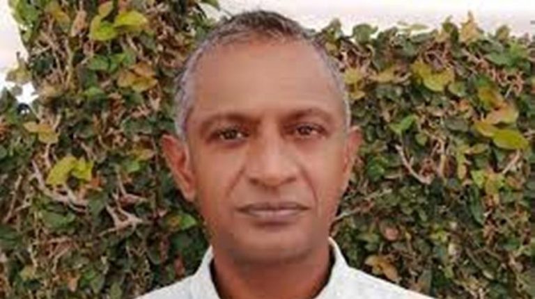 Dr. Shankara Chetty: «Στόχος του προγράμματος μαζικών “τσιμπημάτων” είναι να ελέγξουμε και να σκοτώσουμε ένα μεγάλο μέρος του πληθυσμού χωρίς κανείς να υποψιαστεί ότι δηλητηριάστηκε»