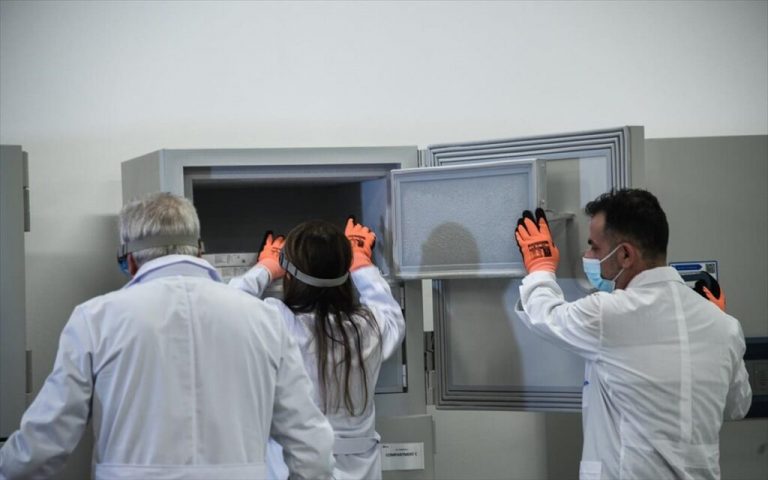 ΙΣΧΥΕΙ;;; Εμβολιασμένη πήγε σε μικροβιολόγο! Δείτε τι της είπε!!!