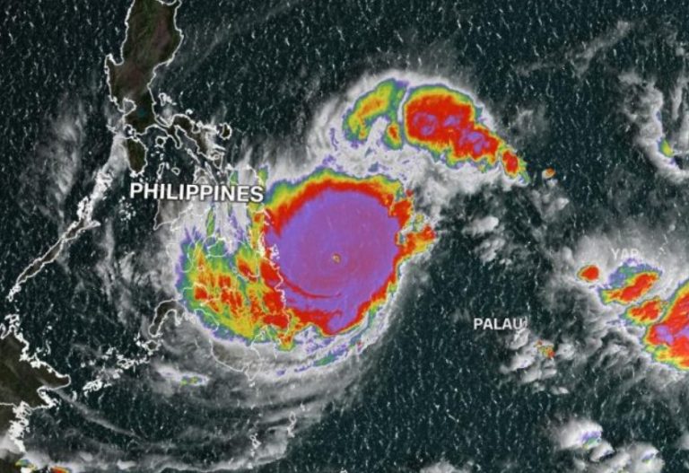 Φιλιππίνες – Δεκάδες χιλιάδες εγκαταλείπουν τα σπίτια τους εξαιτίας του τυφώνα Ράι