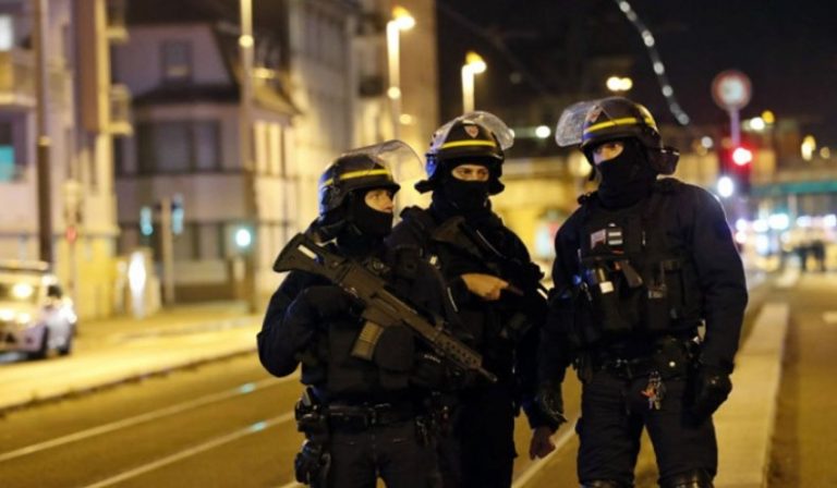 Γαλλία: Άνδρας ντυμένος σαν νίντζα τραυμάτισε δύο γυναίκες αστυνομικούς με ξίφος