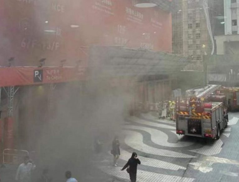 Χονγκ Κονγκ: Πανικός στο Παγκόσμιο Κέντρο Εμπορίου από πυρκαγιά – Πάνω από 300 οι εγκλωβισμένοι