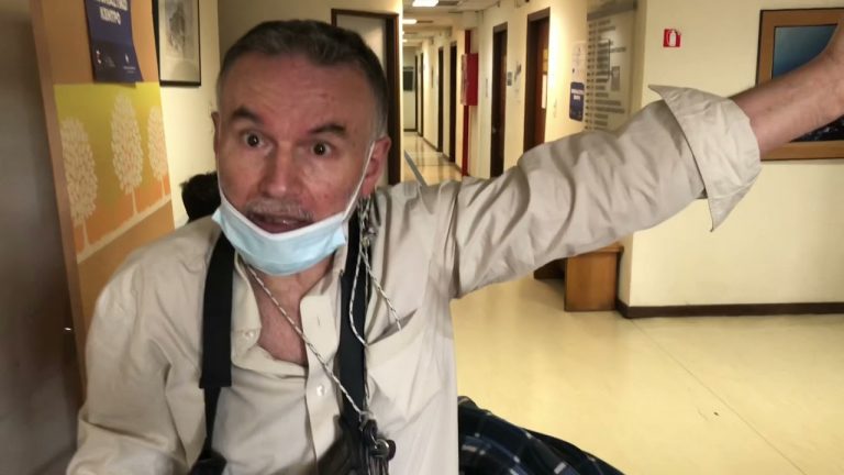 Κακός χαμός σε εμβολιαστικό κέντρο ! Εξαλλος πολίτης βγήκε …από τα ρούχα του !