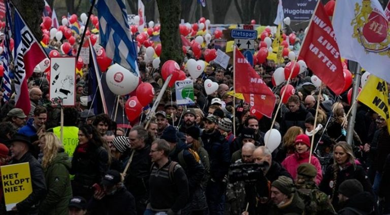 Ολλανδία: Χιλιάδες στους δρόμους κατά των περιορισμών για την Covid-19