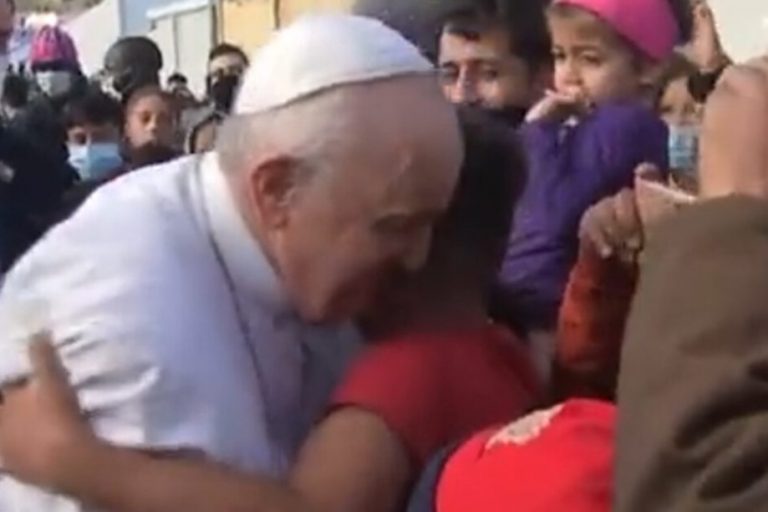 Κι έγινε θαύμα: Γύρω-γύρω κορωνοϊός και στη μέση ο Πάπας χωρίς μάσκα δεν κολλάει!