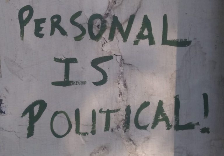 Στην εμβολιακή πατριαρχία: ”Το σώμα μας είναι ο εαυτός μας”, ”το προσωπικό είναι πολιτικό”! O όρος ”ανεμβολίαστος” είναι πλέον μια πολιτική ταυτότητα.