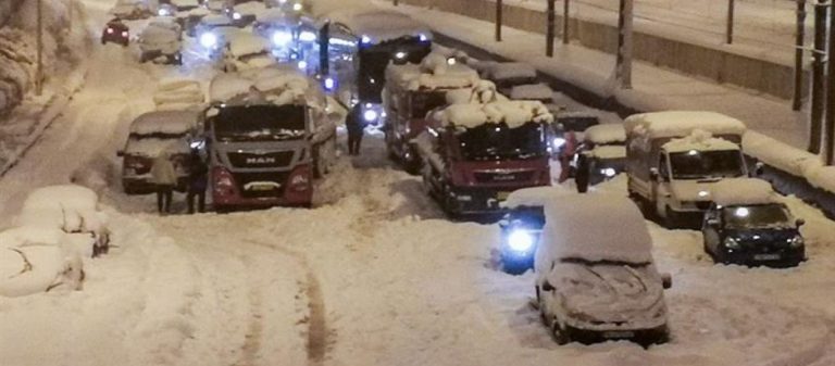 Ντροπή: Έβαλαν τον Στρατό να μοιράσει… ληγμένα κρουασάν (!) στους εγκλωβισμένους της Αττικής Οδό!