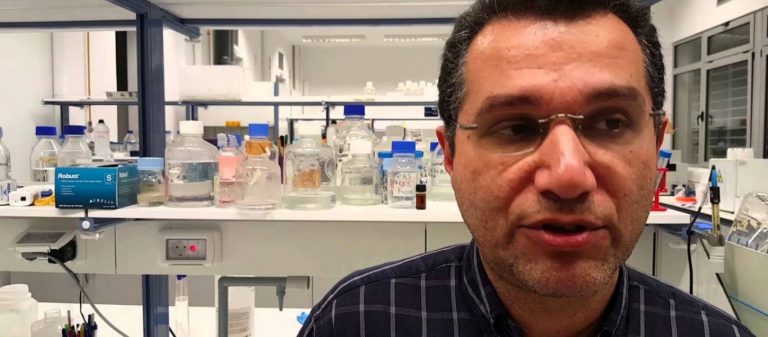 Κ. Πουλάς: «Στατιστικά η πιθανότητα η Όμικρον να είναι φυσική είναι μία στις 580 δις – Κάποιο χέρι αποφάσισε»