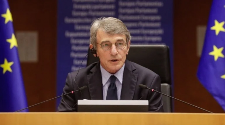 ΠΕΘΑΝΕ Ο ΠΡΟΕΔΡΟΣ ΤΟΥ ΕΥΡΩΠΑΙΚΟΥ ΚΟΙΝΟΒΟΥΛΙΟΥ ΝΤΑΒΙΝΤ ΣΑΣΟΛΙ – ΗΤΑΝ ΤΡΙΠΛΑ ΕΜΒΟΛΙΑΣΜΕΝΟΣ ΚΑΙ ΝΟΣΗΛΕΥΟΤΑΝ ΜΕ ΠΡΟΒΛΗΜΑΤΑ ΣΤΟ ΑΝΟΣΟΠΟΙΗΤΙΚΟ ΤΟΥ