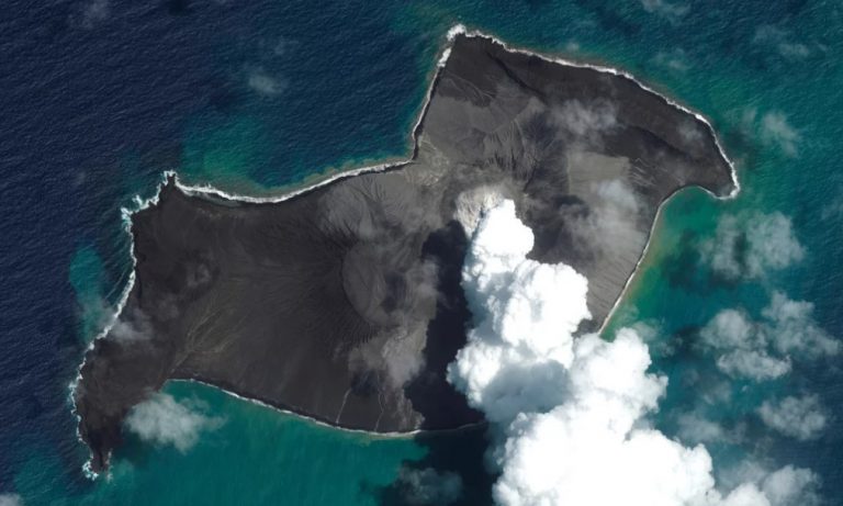 Εκρηξη στο ηφαίστειο της Τόνγκα: Ο καπνός έφτασε στο ύψος-ρεκόρ των 55 χιλιομέτρων