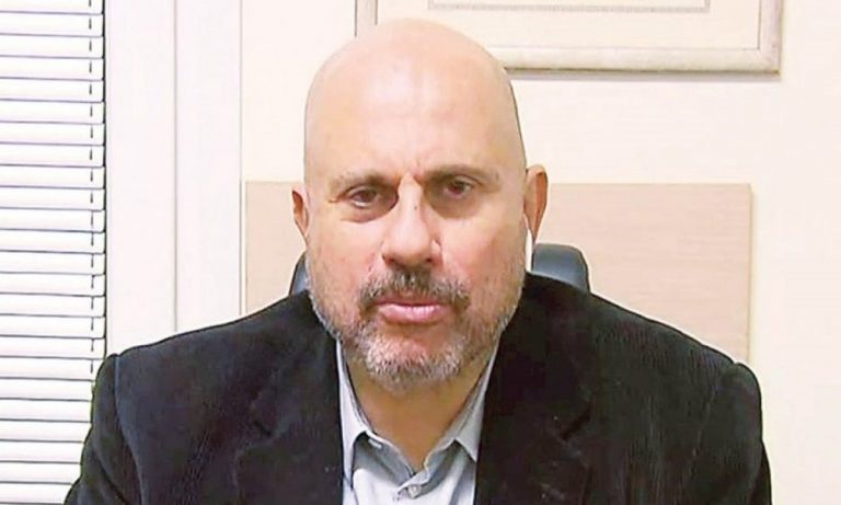 Φωτιά και λάβρα ο καθηγητής Δημήτρης Κούβελας: «Εγκληματικό το ότι δεν πήραν τα μονοκλωνικά. Έχουν πεθάνει πάνω από 20.000 άνθρωποι, τουλάχιστον οι μισοί θα είχαν επιβιώσει»