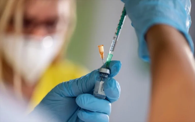 39.997 θάνατοι και 3.666.011 παρενέργειες μετά τον εμβολιασμό κατά του κορωνοϊού Θα πρέπει να σημειωθεί πως οι αριθμοί αφορούν τα δηλωμένα συμβάντα, δηλαδή τις κίτρινες κάρτες που έχουν συμπληρωθεί