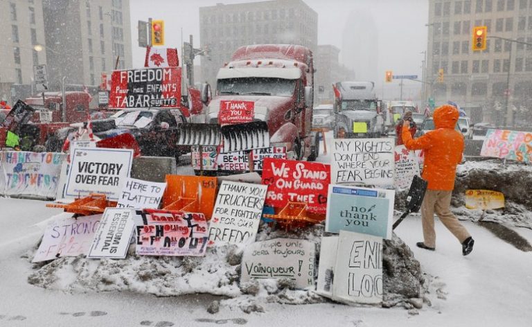 Ο Πρωθυπουργός της επαρχίας του Ontario ανακοίνωσε την κατάργηση πιστοποιητικού εμβολιασμού! Η Ουάσιγκτον θέτει τέλος σε υποχρεωτικό εμβολιασμό και μάσκες! Σε Κατάσταση Πολέμου κήρυξε τη χώρα του ο Τριντό!